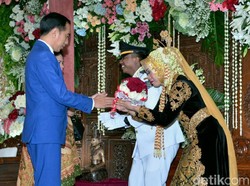 Jokowi dan Keluarga Hadiri Pernikahan Mantan Ajudan Ganteng