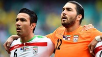 Javad Nekounam (kiri) ada di urutan 19 pemilik caps terbanyak. Mantan pemain timnas Iran ini punya 151 caps. (Foto: Jamie McDonald/Getty Images)