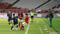 Bima Sakti tampak serius mengamati jalannya pertandingan.