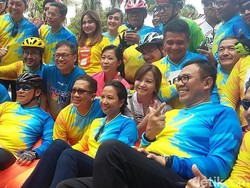 Dibonceng Bos BTN, Rini Soemarno Bersepeda di Kota Tua