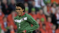 Posisi tiga daftar penampilan terbanyak di timnas ditempati Claudio Suarez. Mantan bek timnas Meksiko ini punya 177 caps dan telah pensiun pada 2006 silam. (Foto: Robert Cianflone/Getty Images)