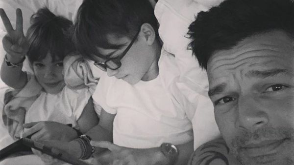 Asyiknya Ricky Martin saat Berkumpul dengan Anak Kembarnya