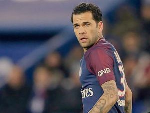 Cedera Lutut, Dani Alves Dipastikan Absen di Piala Dunia 2018