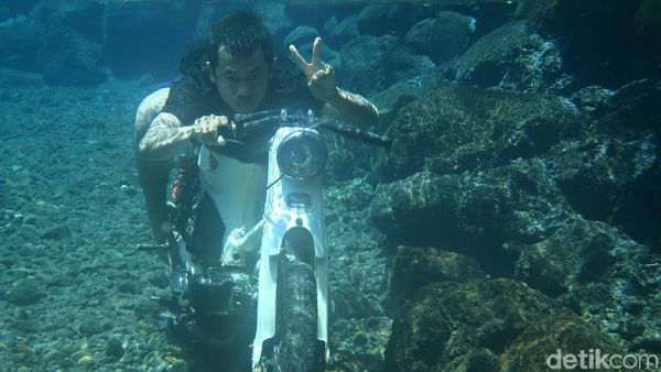 Foto Underwater Naik Motor di Purbalingga
