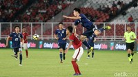 Para pemain Jepang berusaha menghentikan serangan Indonesia.