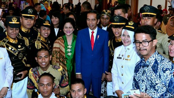 Momen Jokowi dan Keluarga Hadiri Pernikahan Ajudan Ganteng