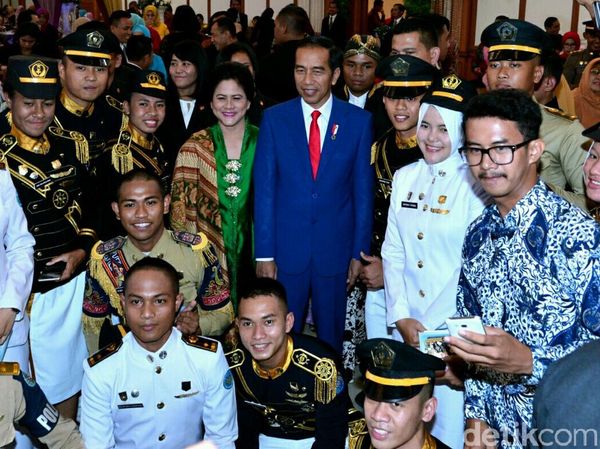 Momen Jokowi dan Keluarga Hadiri Pernikahan Ajudan Ganteng