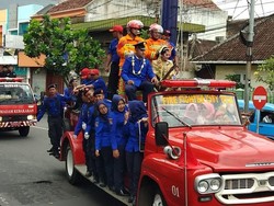 Anti Mainstream, Pengantin Ini Diarak Gunakan Mobil PMK
