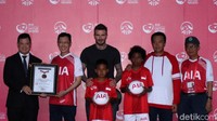 Gelandang yang pernah bermain untuk Real Madrid, AC Milan, dan Paris Saint Germain itu juga melakukan penyerahan donasi 10 ribu bola kepada anak dan akademi sepakbola yang kurang mampu.