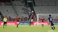 Pemain Indonesa berebut bola dengan pemain Jepang. Dalam pertandingan ini, Indonesia mampu memperkecil kedudukan lewat Aji Kusuma pada menit ke-90+4.