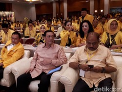 Luhut Hadiri Pembekalan Caleg Golkar