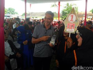 Di Banyumas, Ganjar Santap Tempe Mendoan Hingga Ngevlog