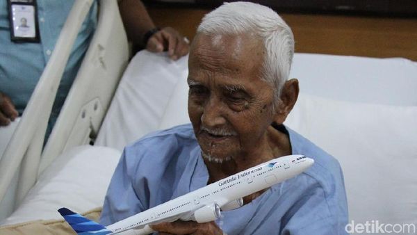 Foto: Senyum Nyak Sandang Dijenguk Dirut Garuda