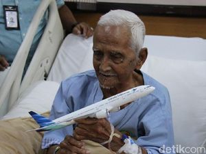 Foto: Senyum Nyak Sandang Dijenguk Dirut Garuda