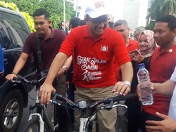 Usai Jalan Santai dengan JK, Anies Bersepeda ke Rumah Dinas