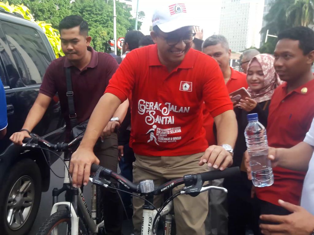 Usai Jalan Santai dengan JK, Anies Bersepeda ke Rumah Dinas Usai Jalan Santai dengan JK, Anies Bersepeda ke Rumah Dinas