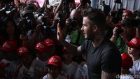 Fansnya yang sudah memadati area Soemantri pun histeris dibuatnya.