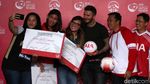 Beckham Sapa Penggemar di Jakarta