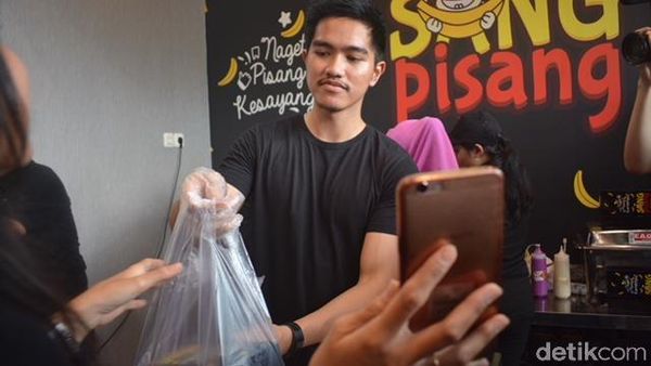 Jualan Sang Pisang di Surabaya, Ini 8 Pose Kaesang Layani Pembeli
