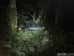 MPV Berpenumpang 6 Orang Terjun ke Jurang di Mojokerto