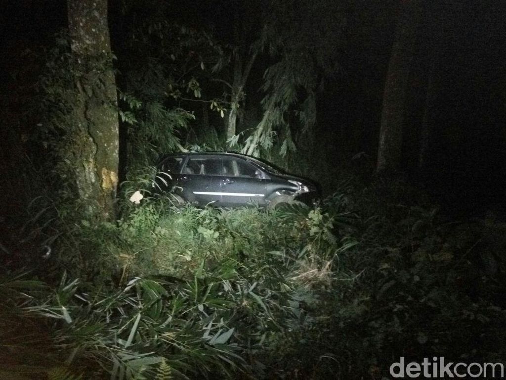 MPV Berpenumpang 6 Orang Terjun ke Jurang di Mojokerto MPV Berpenumpang 6 Orang Terjun ke Jurang di Mojokerto