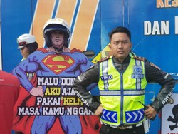 Di Bogor, Ada Superman yang Imbau Pengendara Pakai Helm