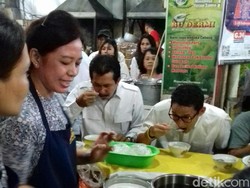 Jalan-jalan di Solo, Sandiaga Uno Cicipi Dawet Pasar Gede