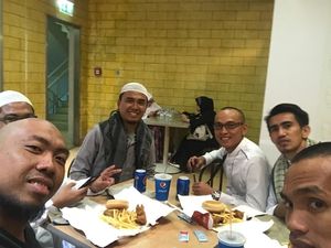 Intip Gaya Makan CEO Abu Tours, Abu Hamzah hingga Pose Makan Skellie si Tengkorak Sosialita