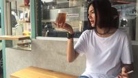 Kayak Begini Nih Kalau Poppy Sovia Lagi Ngopi dan Makan