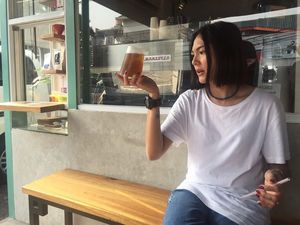 Kayak Begini Nih Kalau Poppy Sovia Lagi Ngopi dan Makan