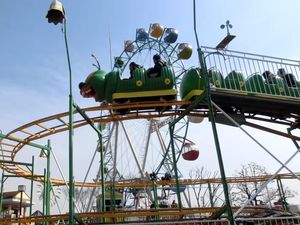 Saking Lambatnya, Traveler Tidak Sadar Roller Coaster Ini Berhenti