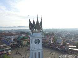Cegah Corona, Jam Gadang Bukittinggi Disemprot Disinfektan