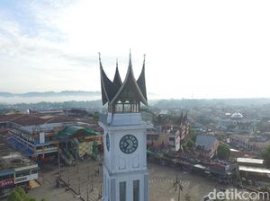 Cegah Corona, Jam Gadang Bukittinggi Disemprot Disinfektan Cegah Corona, Jam Gadang Bukittinggi Disemprot Disinfektan