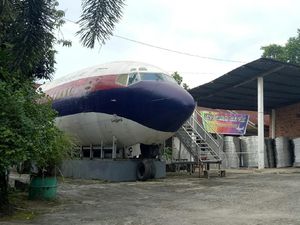 Pesawat Parkir di Halaman Rumah Thomas, Bikin Penasaran Warga