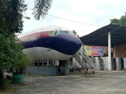 Pesawat Parkir di Halaman Rumah Thomas, Bikin Penasaran Warga