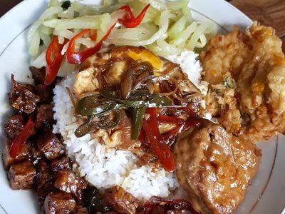 Murah Meriah! Menu Warteg Pilihan Netizen yang Cocok untuk Tanggal Tua