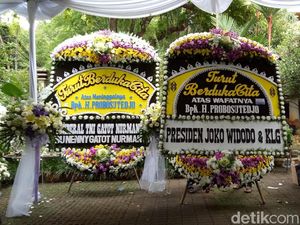 Jokowi Kirim Karangan Bunga untuk Probosutedjo