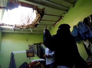 Foto: Lubang Bekas Serpihan Rudal Houthi di Rumah Warga Saudi