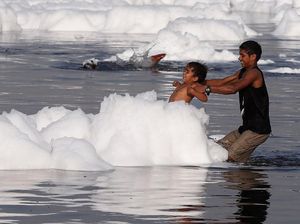 Keseruan Anak-anak di India Main Busa di Sungai Berpolusi