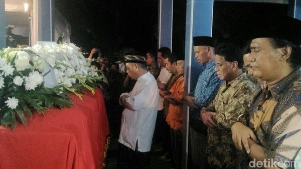 Momen Haru Saat Jenazah Probosutedjo Dimakamkan di Yogya