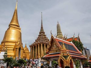 Foto Pamer Pantat di Vihara, 2 Turis Didenda