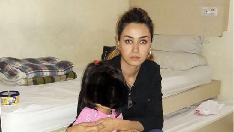 Temui Suami, Ibu Cantik dari Afghanistan Ini Nekat Terobos RI Temui Suami, Ibu Cantik dari Afghanistan Ini Nekat Terobos RI