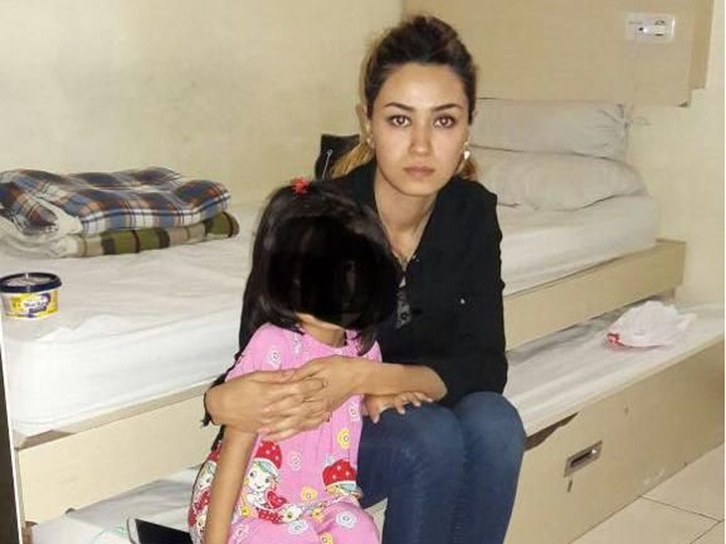 Temui Suami, Ibu Cantik dari Afghanistan Ini Nekat Terobos RI Temui Suami, Ibu Cantik dari Afghanistan Ini Nekat Terobos RI