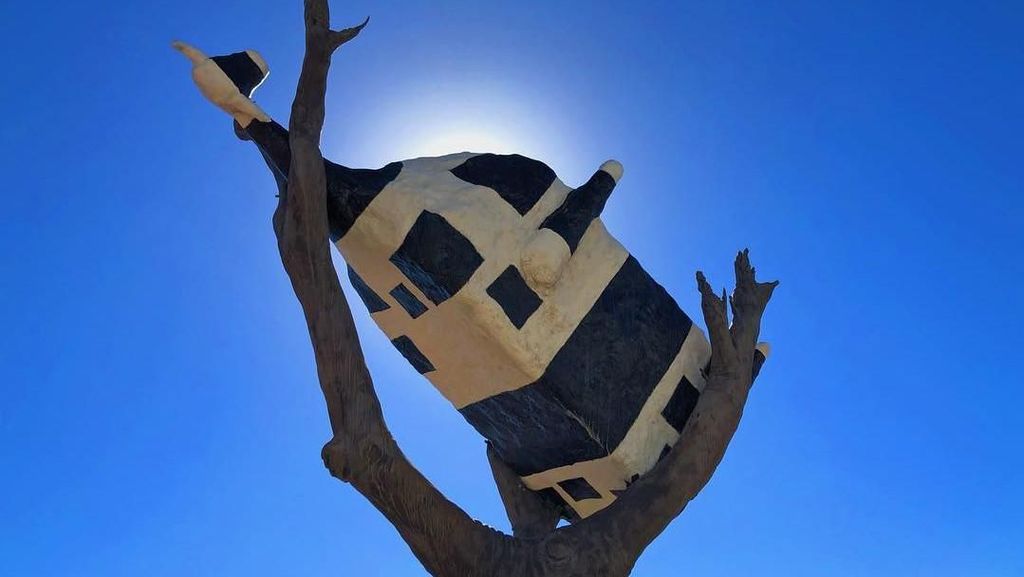 Foto: Eits, Ada Patung Sapi Nyangkut di Pohon Foto: Eits, Ada Patung Sapi Nyangkut di Pohon