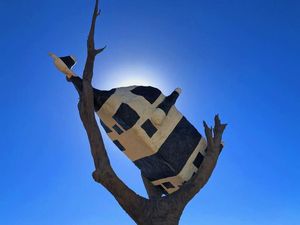 Foto: Eits, Ada Patung Sapi Nyangkut di Pohon