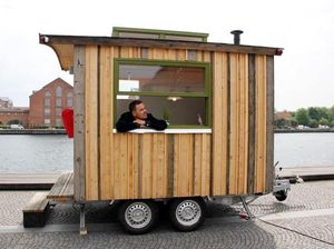 Keren! Pria Ini Bikin Kantor Mungil Bisa Pindah Tempat