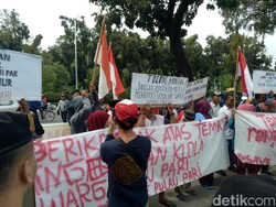Warga Pulau Pari Demo di Balai Kota