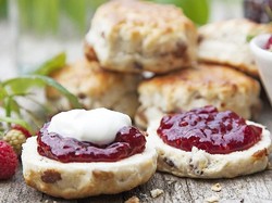 Oles Krim atau Selai Dulu? Ini Cara Orang Inggris Makan Scone