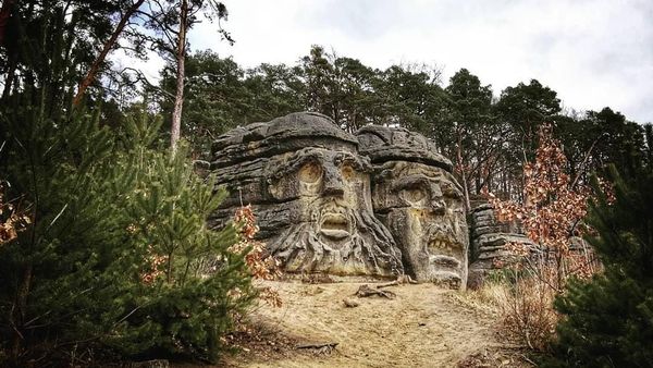 Foto: Batu-batu Kepala Setan yang Misterius