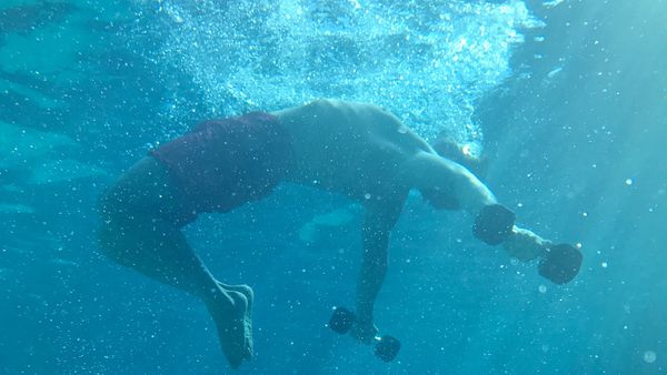 Gokil! Saat Orlando Bloom Tenggelam Sambil Latihan Angkat Beban